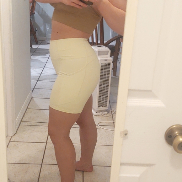 Fabletics yellow bike shorts size M - Picture 4 of 9